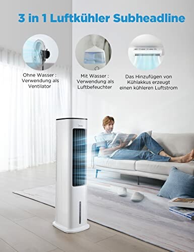 Mann sitzt neben einem 3-in-1 Luftkühler im Wohnzimmer.