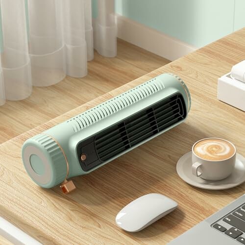 Kompakter Tischventilator neben einer Tasse Cappuccino.