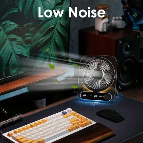 Leiser Ventilator auf Schreibtisch mit Tastatur und Monitor.