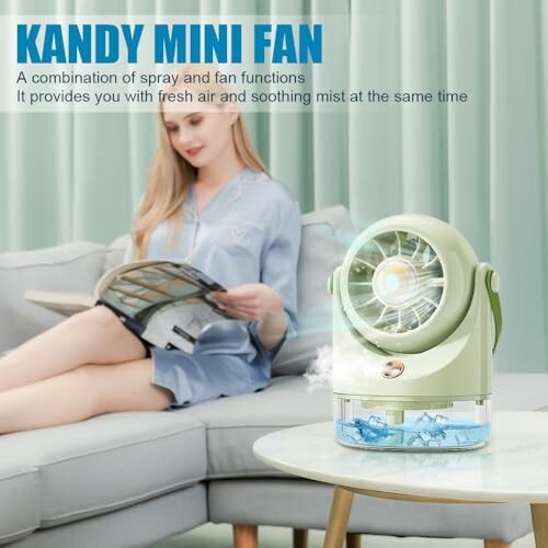 Frau sitzt auf Sofa mit Kandy Mini Ventilator