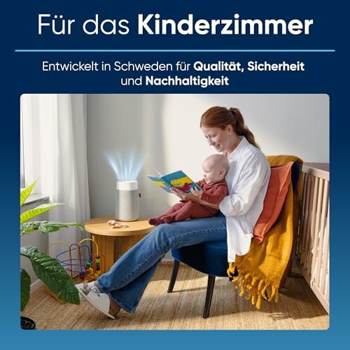 Frau liest Baby im Kinderzimmer vor, mit Fokus auf Qualität und Nachhaltigkeit.