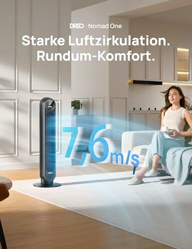 Frau genießt Ventilator im Wohnzimmer.