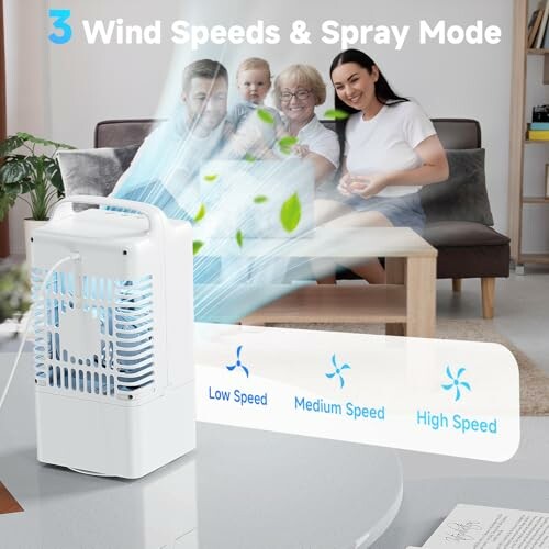 Tragbarer Ventilator mit drei Geschwindigkeiten und Sprühmodus, Familie im Hintergrund.
