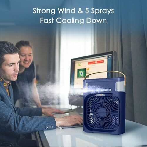 Ein tragbarer Ventilator kühlt einen Raum mit starkem Wind und fünf Sprühstufen.