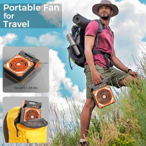 Reisender mit tragbarem Ventilator im Freien