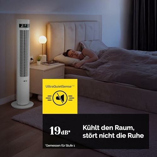 Frau schläft im Bett mit leisem Ventilator im Raum.