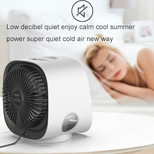 Frau schläft neben einem leisen Ventilator im Schlafzimmer.