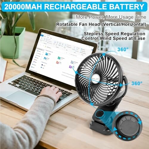 Tragbarer aufladbarer Ventilator neben einem Laptop.