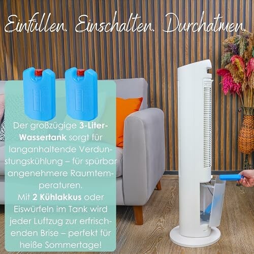 Standventilator mit 3-Liter-Wassertank und Kühlakkus in einem Wohnzimmer.