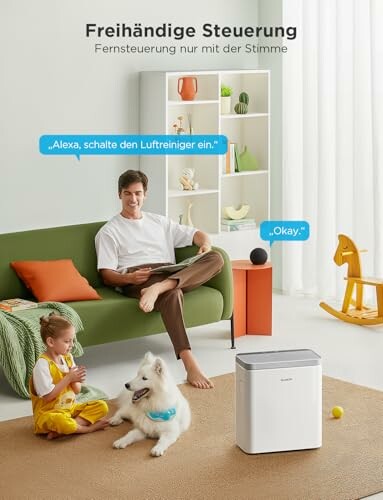 Mann mit Kind, Hund und Luftreiniger im Wohnzimmer.