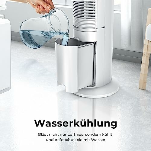 Ein Gerät, das Wasser in einen Luftkühler füllt.